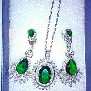 Green Victorian Necklace & Earrings Gift Set